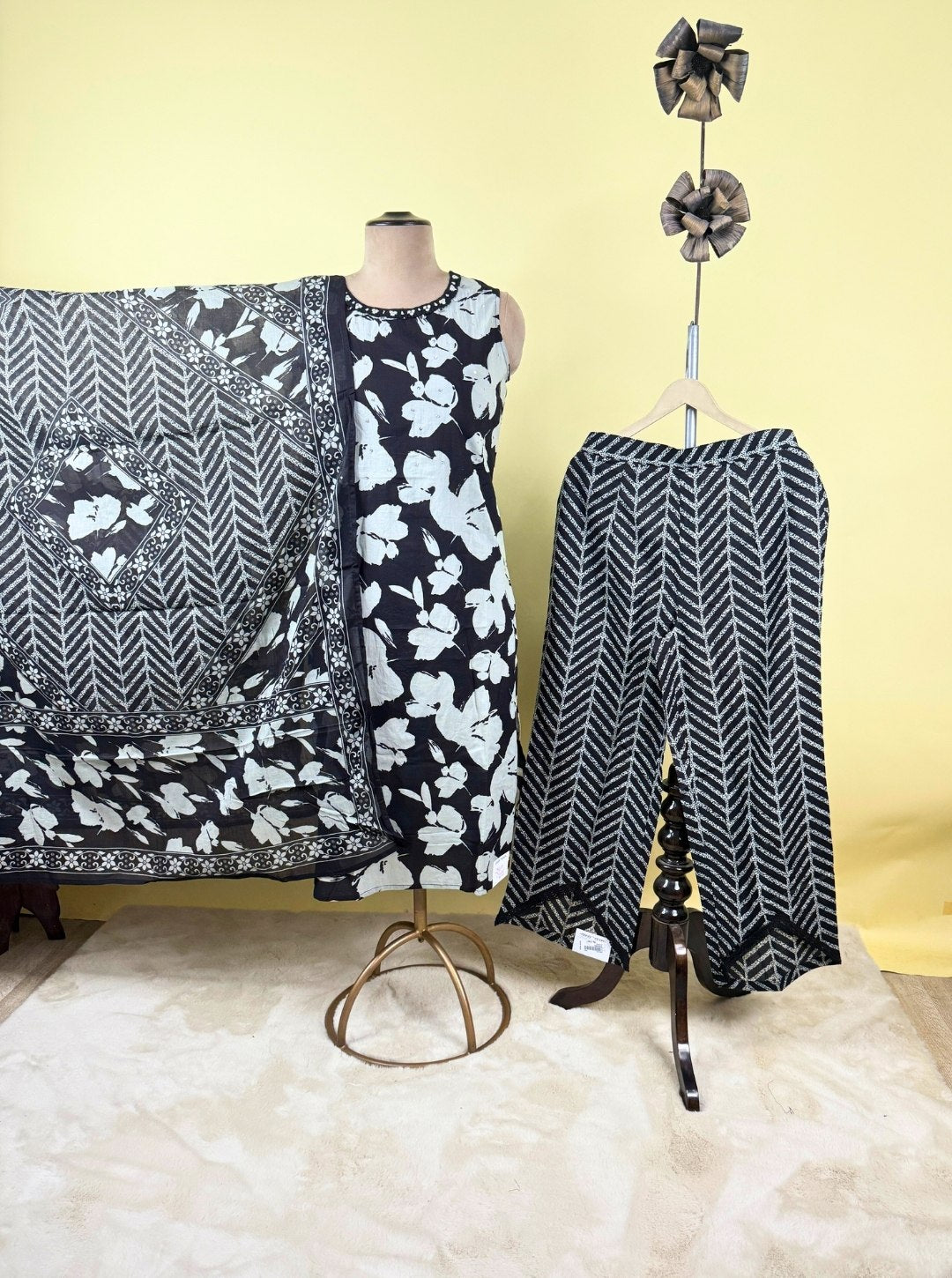 BLACK DIGITAL PRINT KURTA WITH SEQUIN & MIRROR NECK, GEO PANT & MUL DUPATTA (KUR1005)