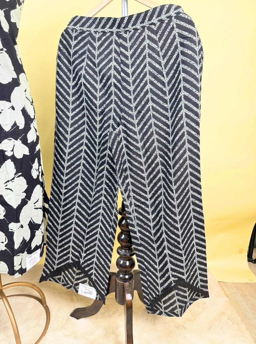 BLACK DIGITAL PRINT KURTA WITH SEQUIN & MIRROR NECK, GEO PANT & MUL DUPATTA (KUR1005)