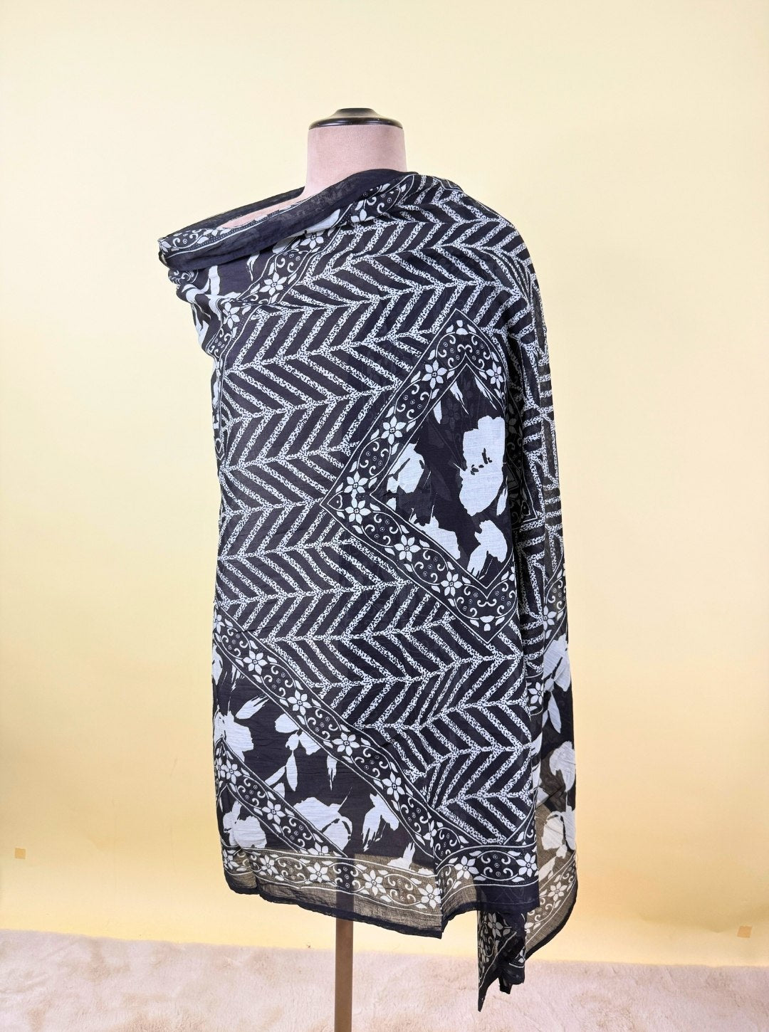 BLACK DIGITAL PRINT KURTA WITH SEQUIN & MIRROR NECK, GEO PANT & MUL DUPATTA (KUR1005)