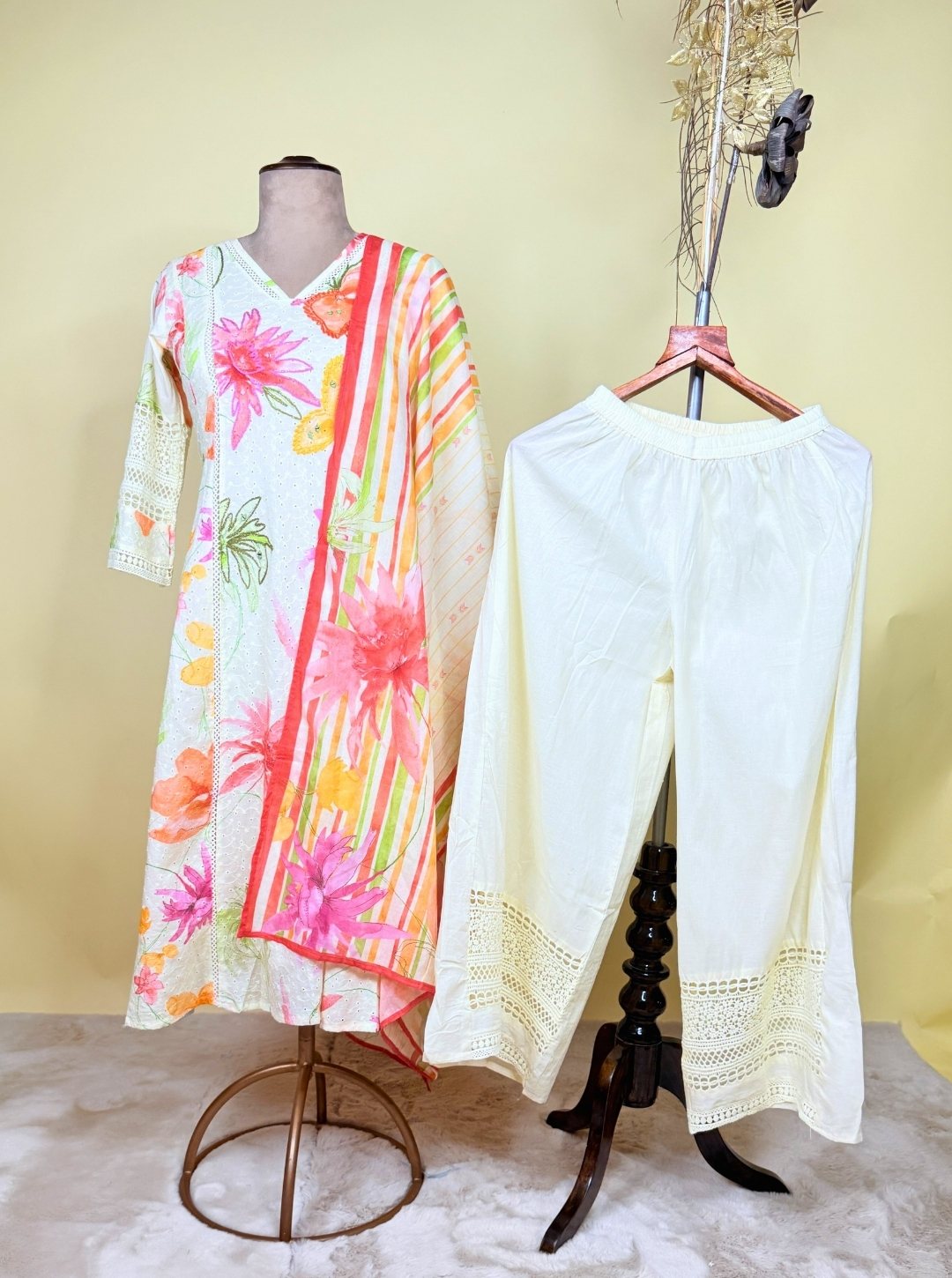 CHICKEN COTTON SUIT WITH HANDPRINT RESHAM WORK & COTTON PANT OR MUL COTTON DUPATTA WITH HANDPRINT (KUR1047)