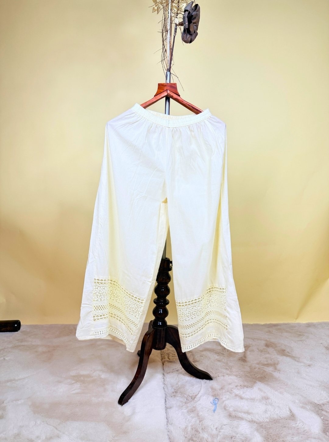 CHICKEN COTTON SUIT WITH HANDPRINT RESHAM WORK & COTTON PANT OR MUL COTTON DUPATTA WITH HANDPRINT (KUR1047)