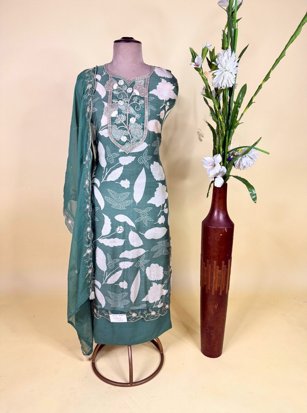 GREEN MUSLIN SUIT WITH DIGITAL PRINTING EMBROIDERE WORK ON NECK ORGANZA DUPATTA WITH ZARI WORK SANTOON BOTTOM (SUIT1012)
