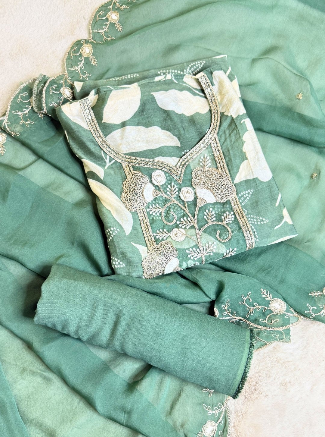GREEN MUSLIN SUIT WITH DIGITAL PRINTING EMBROIDERE WORK ON NECK ORGANZA DUPATTA WITH ZARI WORK SANTOON BOTTOM (SUIT1012)