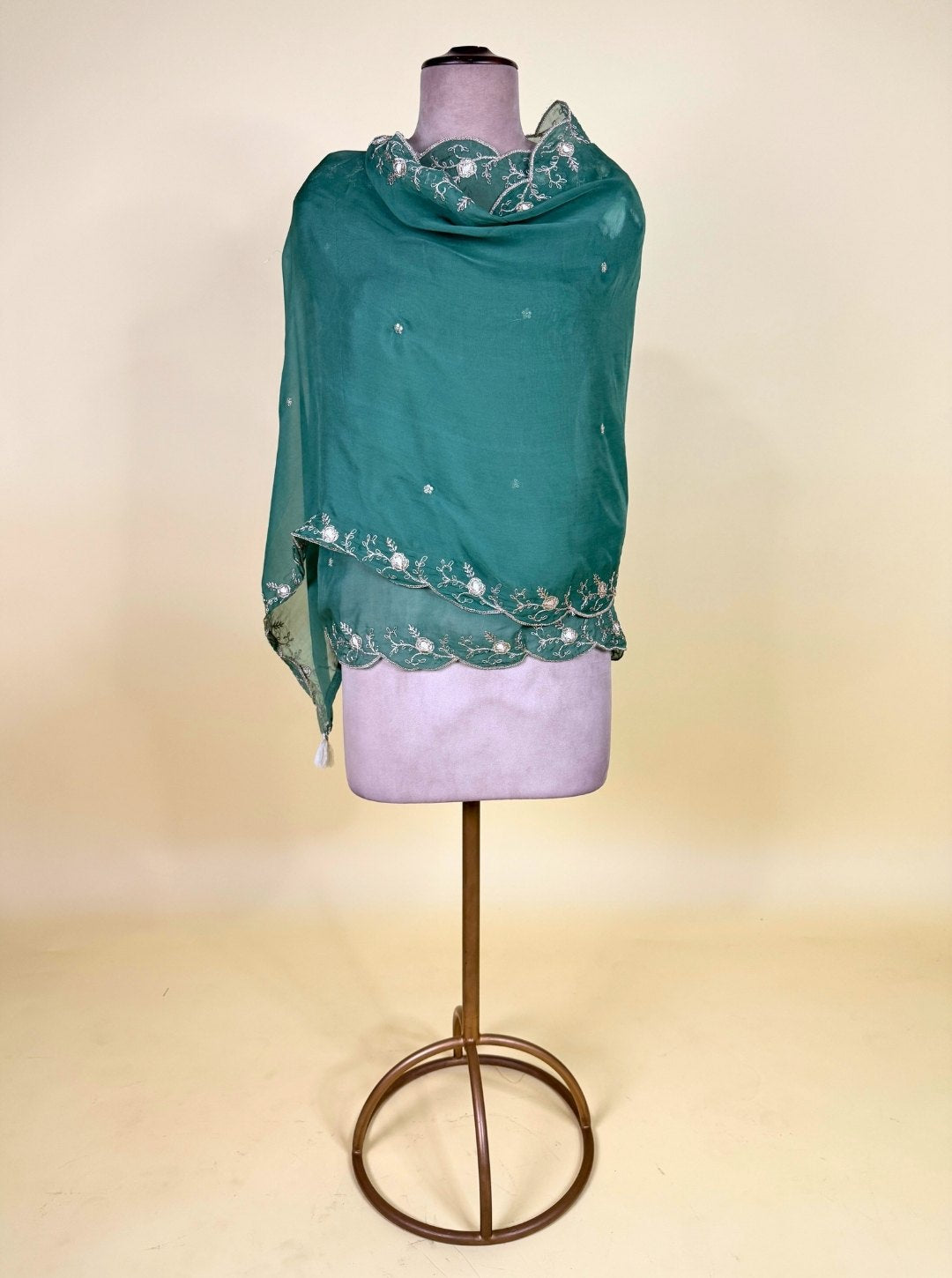 GREEN MUSLIN SUIT WITH DIGITAL PRINTING EMBROIDERE WORK ON NECK ORGANZA DUPATTA WITH ZARI WORK SANTOON BOTTOM (SUIT1012)