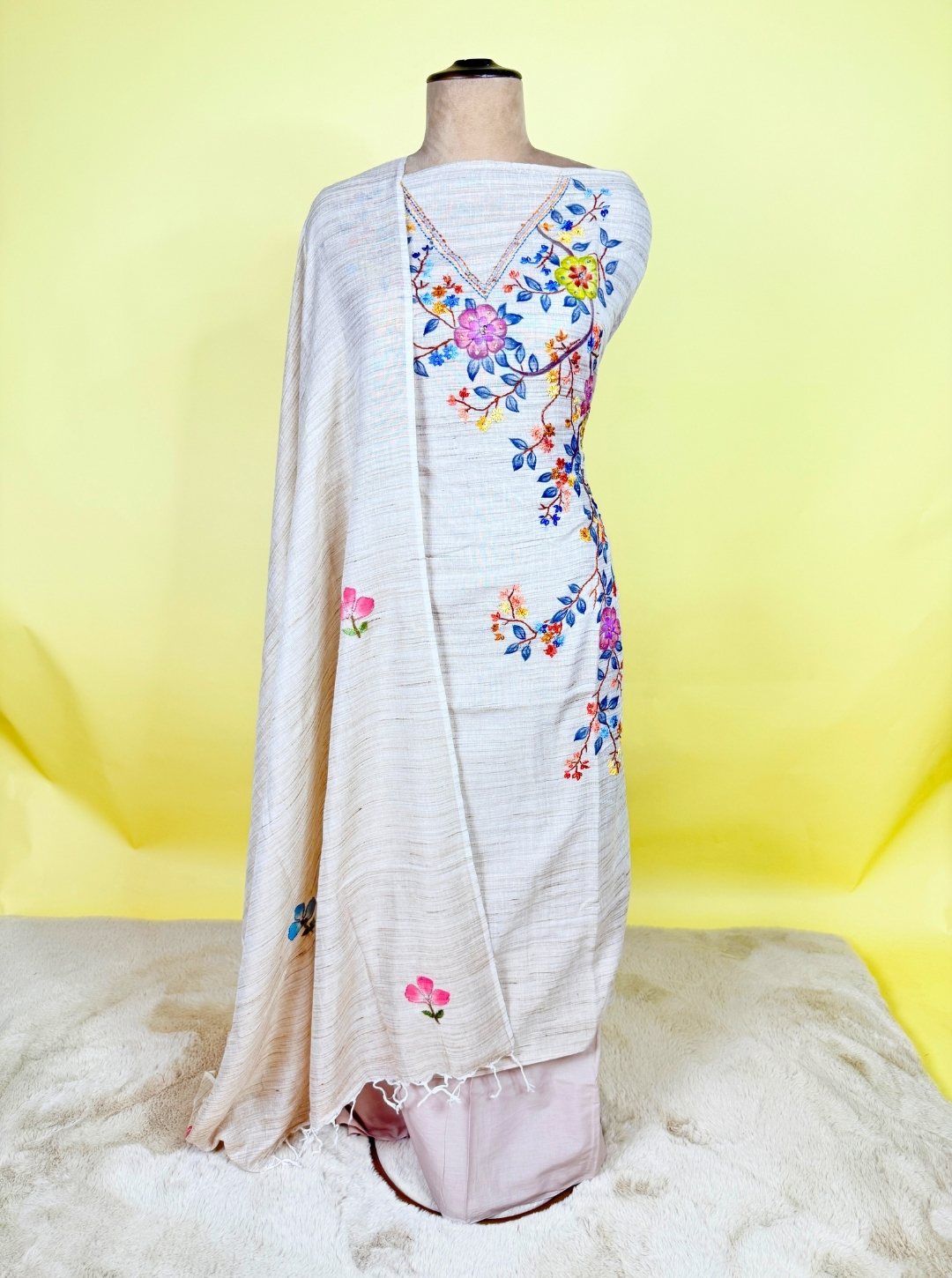 HANDLOOM COTTON SUIT WITH NECKLINE HANDPRINT KATHA WORK & COTTON PANT OR DUPATTA WITH KATHA WORK (SUIT1042)