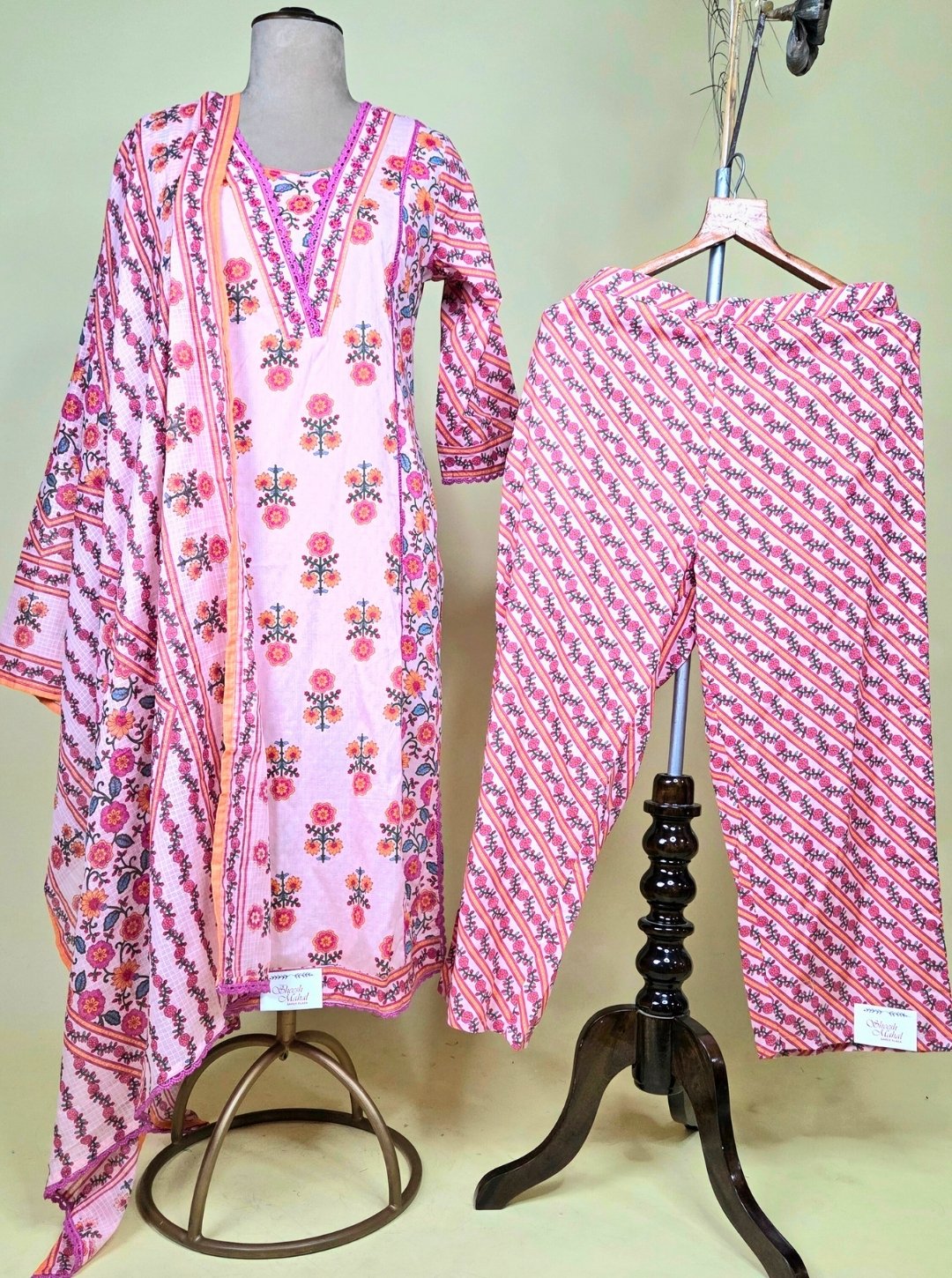PEACH COLOUR COTTON HANDPRINT KURTI WITH PEARL WORK V-NECK STYLE OR COTTON DUPATTA & COTTON PANT (KUR1035)