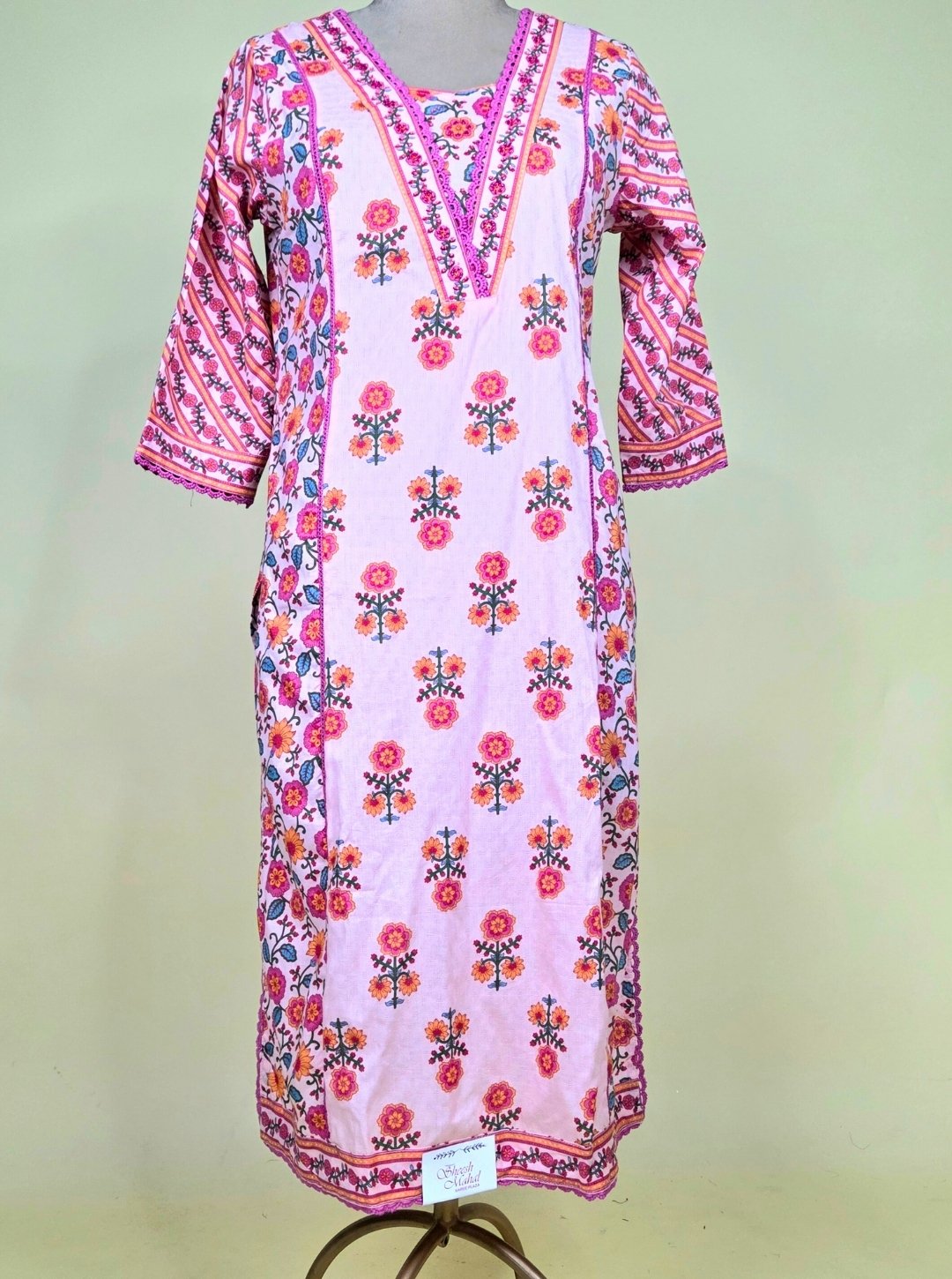 PEACH COLOUR COTTON HANDPRINT KURTI WITH PEARL WORK V-NECK STYLE OR COTTON DUPATTA & COTTON PANT (KUR1035)