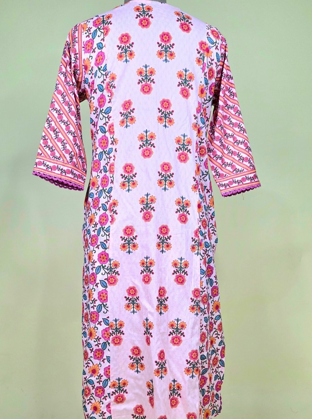 PEACH COLOUR COTTON HANDPRINT KURTI WITH PEARL WORK V-NECK STYLE OR COTTON DUPATTA & COTTON PANT (KUR1035)