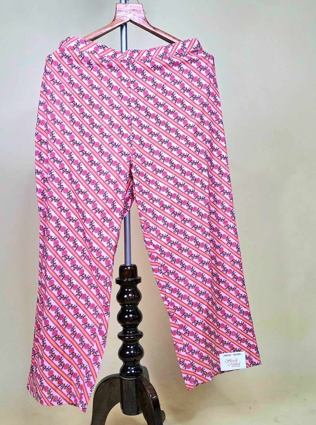 PEACH COLOUR COTTON HANDPRINT KURTI WITH PEARL WORK V-NECK STYLE OR COTTON DUPATTA & COTTON PANT (KUR1035)