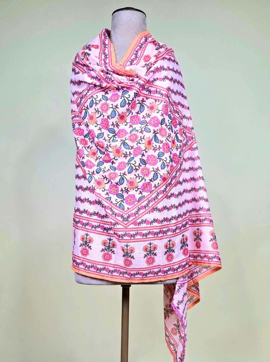 PEACH COLOUR COTTON HANDPRINT KURTI WITH PEARL WORK V-NECK STYLE OR COTTON DUPATTA & COTTON PANT (KUR1035)
