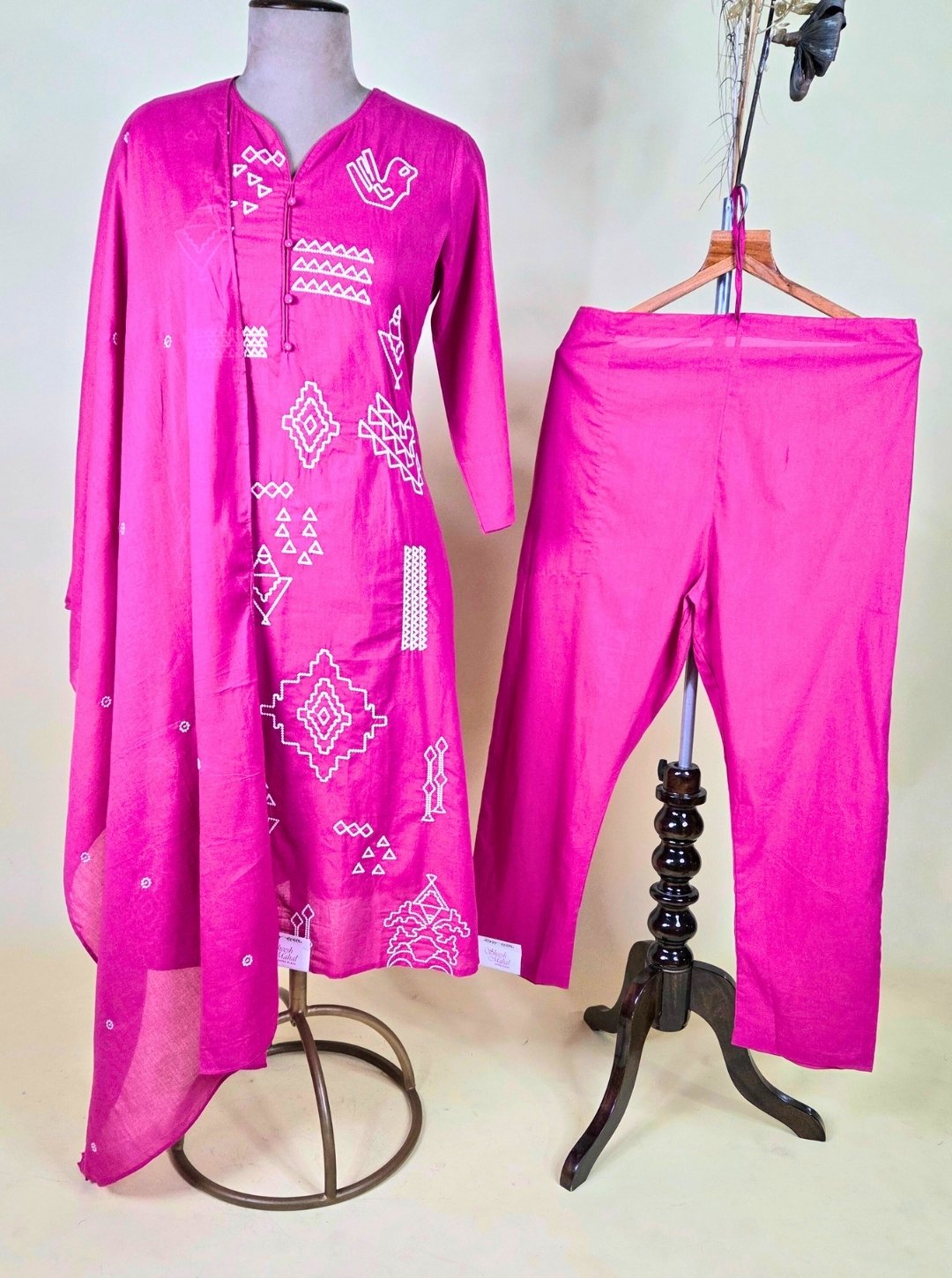 RANI PINK COLOUR CAMBRIC COTTON KURTI WITH RESHAM HANDWORK OR COTTON DUPATTA & COTTON PANT (KUR1034)