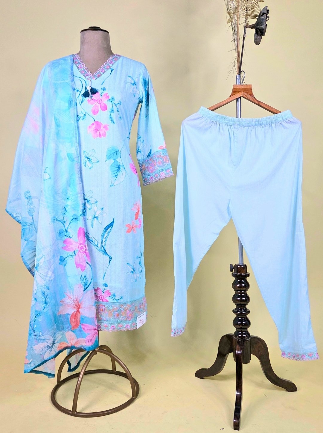 SKY BLUE COLOUR JAAM COTTON KURTI WITH V-NECKLINE RESHAM WORK OR COTTON DUPATTA & COTTON PANT (KUR1036)