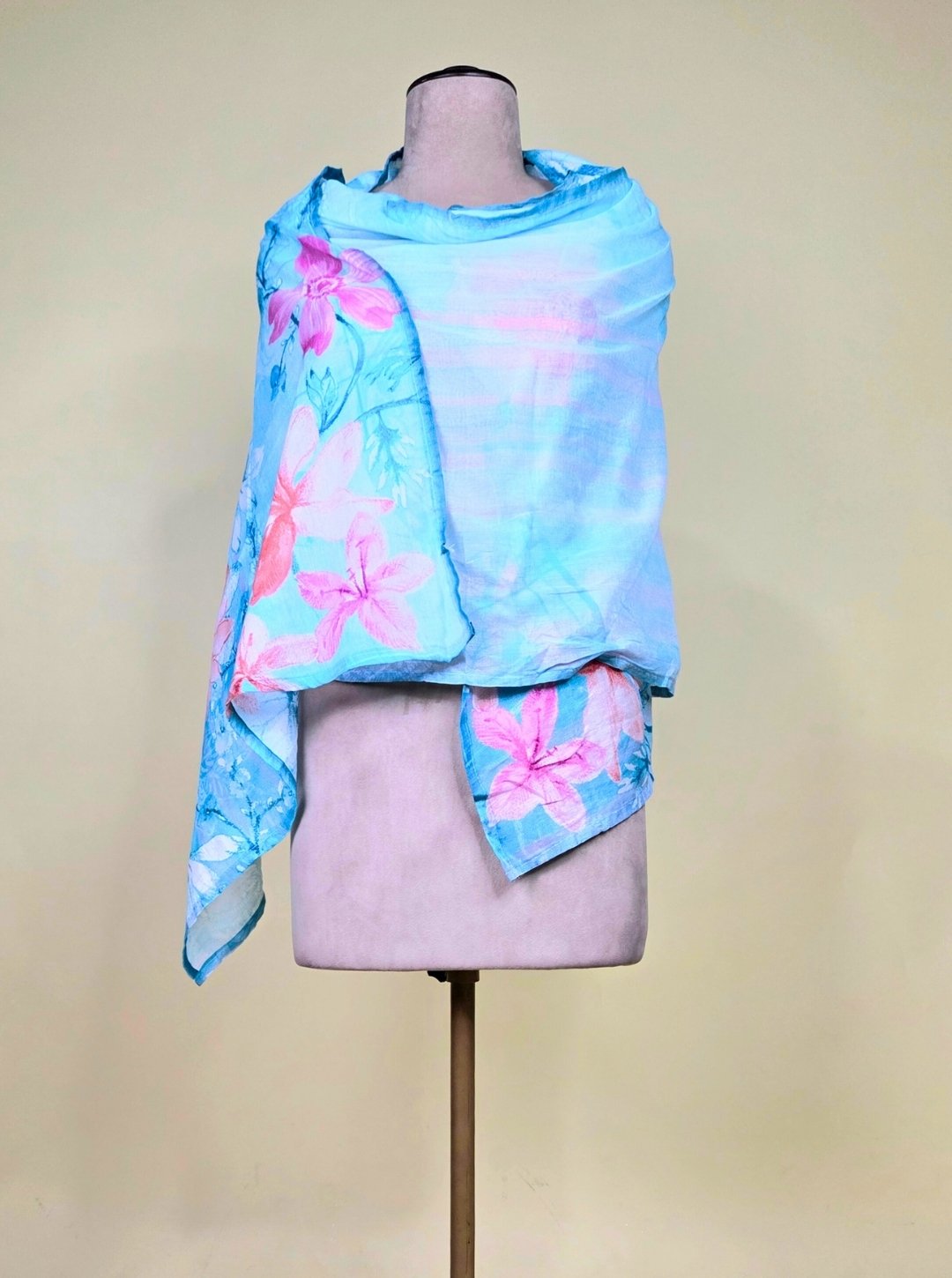 SKY BLUE COLOUR JAAM COTTON KURTI WITH V-NECKLINE RESHAM WORK OR COTTON DUPATTA & COTTON PANT (KUR1036)