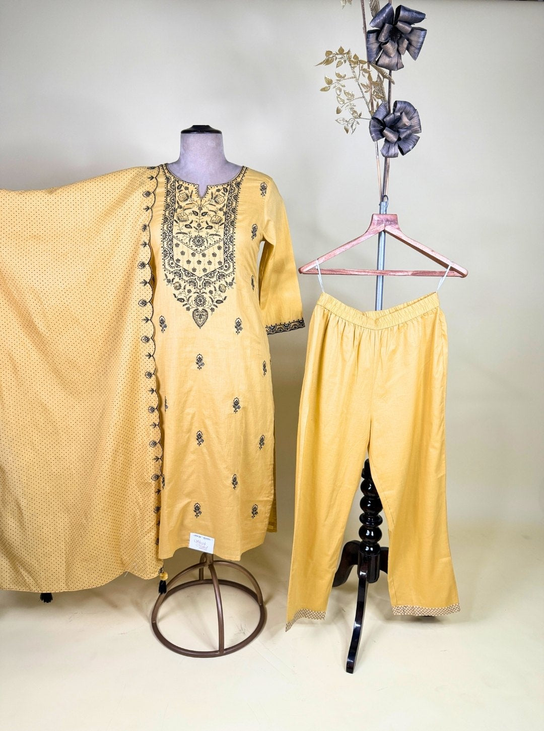 SOFT CHIKANKARI & AARI EMBROIDERED SUMMER SPECIAL KURTIS (KUR1008)