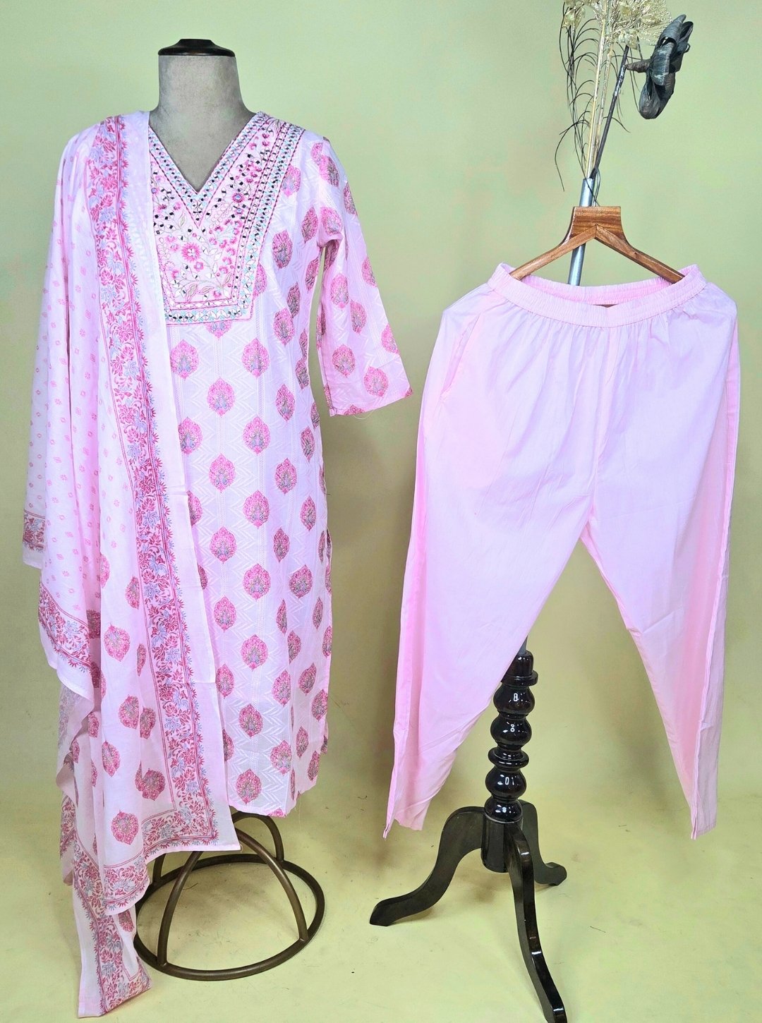 V-NECK SOFT PINK COLOUR KURTI WITH RESHAM WORK OR COTTON PRINTED BOTTOM & COTTON DUPATTA (KUR1032)