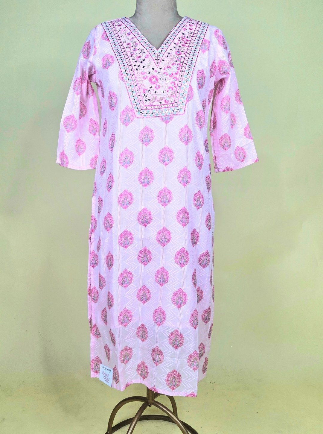 V-NECK SOFT PINK COLOUR KURTI WITH RESHAM WORK OR COTTON PRINTED BOTTOM & COTTON DUPATTA (KUR1032)