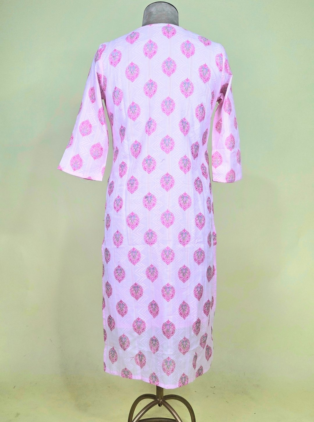 V-NECK SOFT PINK COLOUR KURTI WITH RESHAM WORK OR COTTON PRINTED BOTTOM & COTTON DUPATTA (KUR1032)