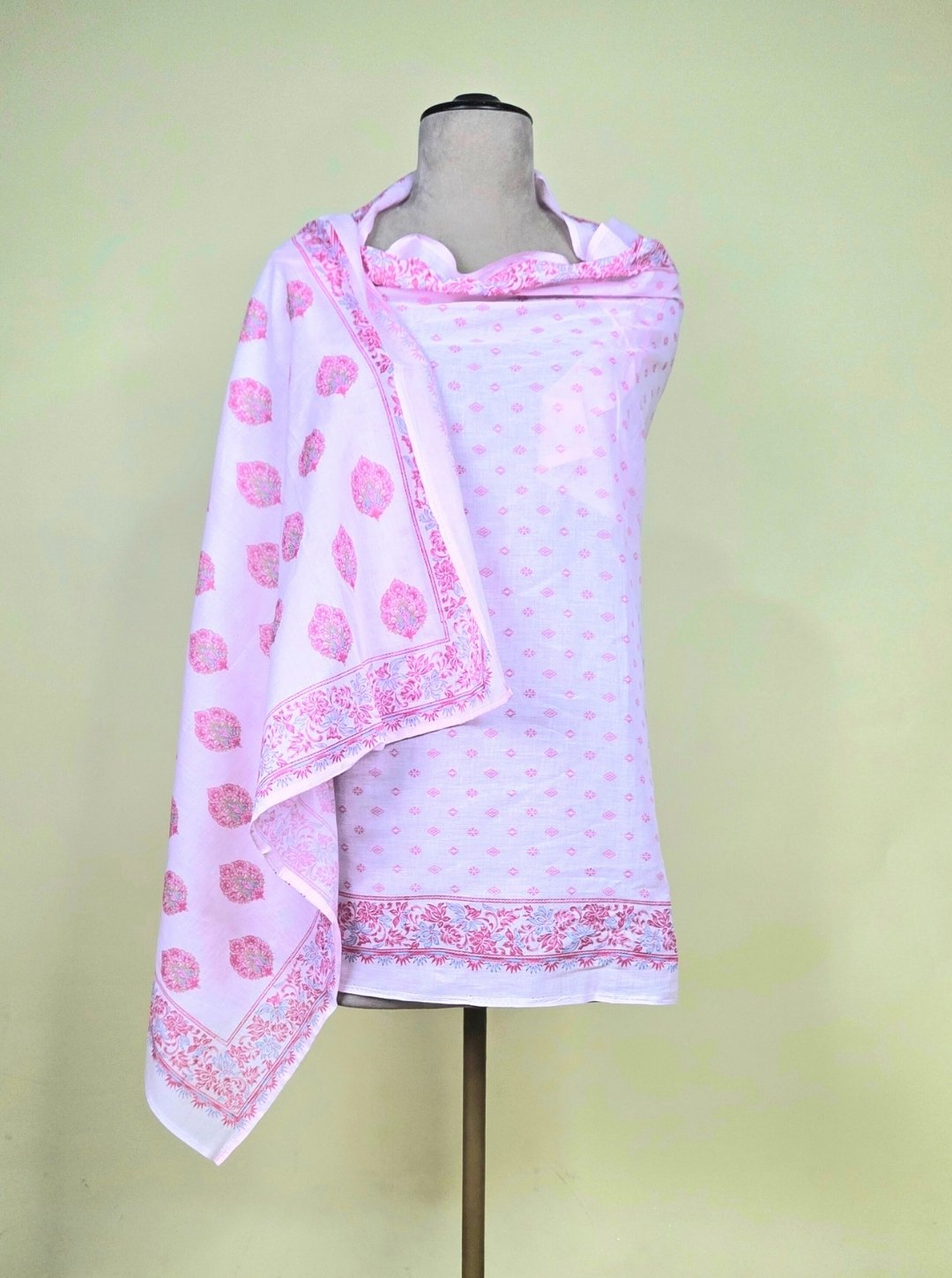 V-NECK SOFT PINK COLOUR KURTI WITH RESHAM WORK OR COTTON PRINTED BOTTOM & COTTON DUPATTA (KUR1032)