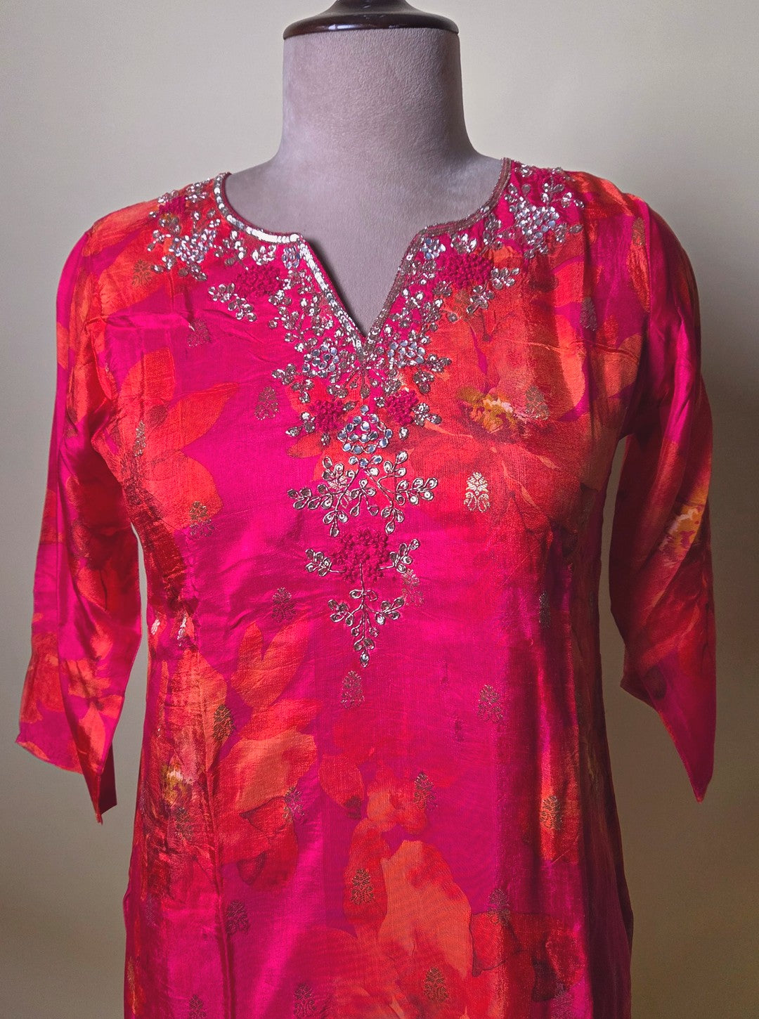 MASLIN SILK SUIT WITH NECKLINE WORK & FLORAL DUPATTA (KUR1064)