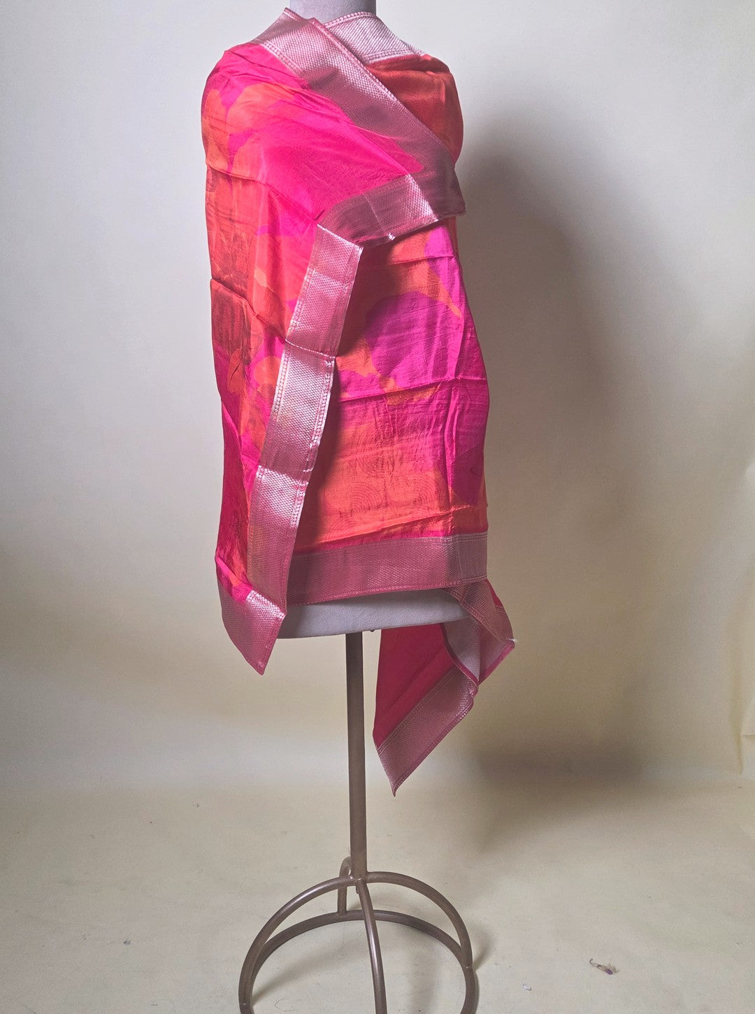 MASLIN SILK SUIT WITH NECKLINE WORK & FLORAL DUPATTA (KUR1064)