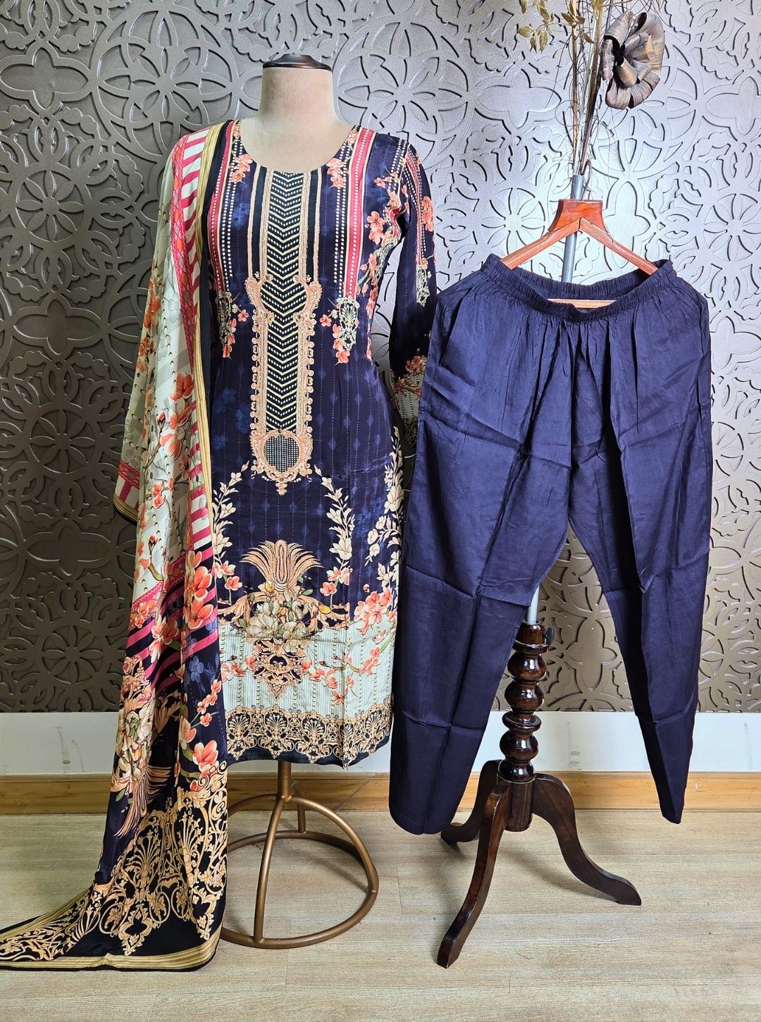 PURE CRAPE WITH DIGITAL PRINT SUIT & PRINTED DUPPATA (KUR1076)