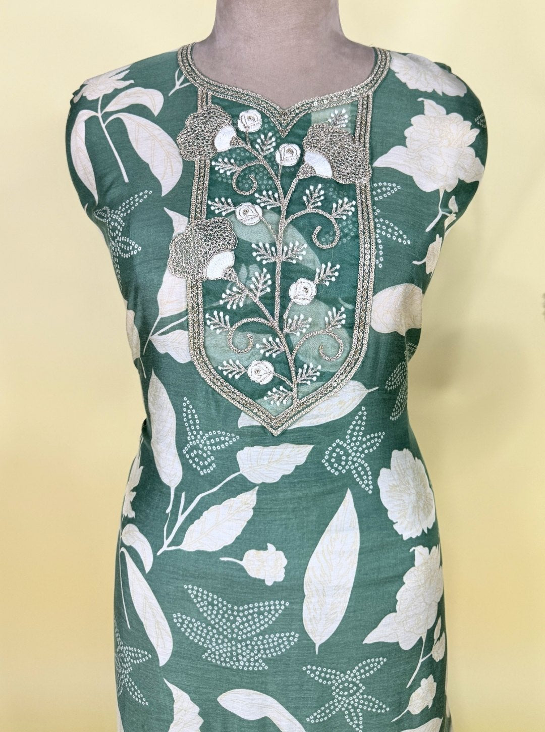 GREEN MUSLIN SUIT WITH DIGITAL PRINTING EMBROIDERE WORK ON NECK ORGANZA DUPATTA WITH ZARI WORK SANTOON BOTTOM (SUIT1012)