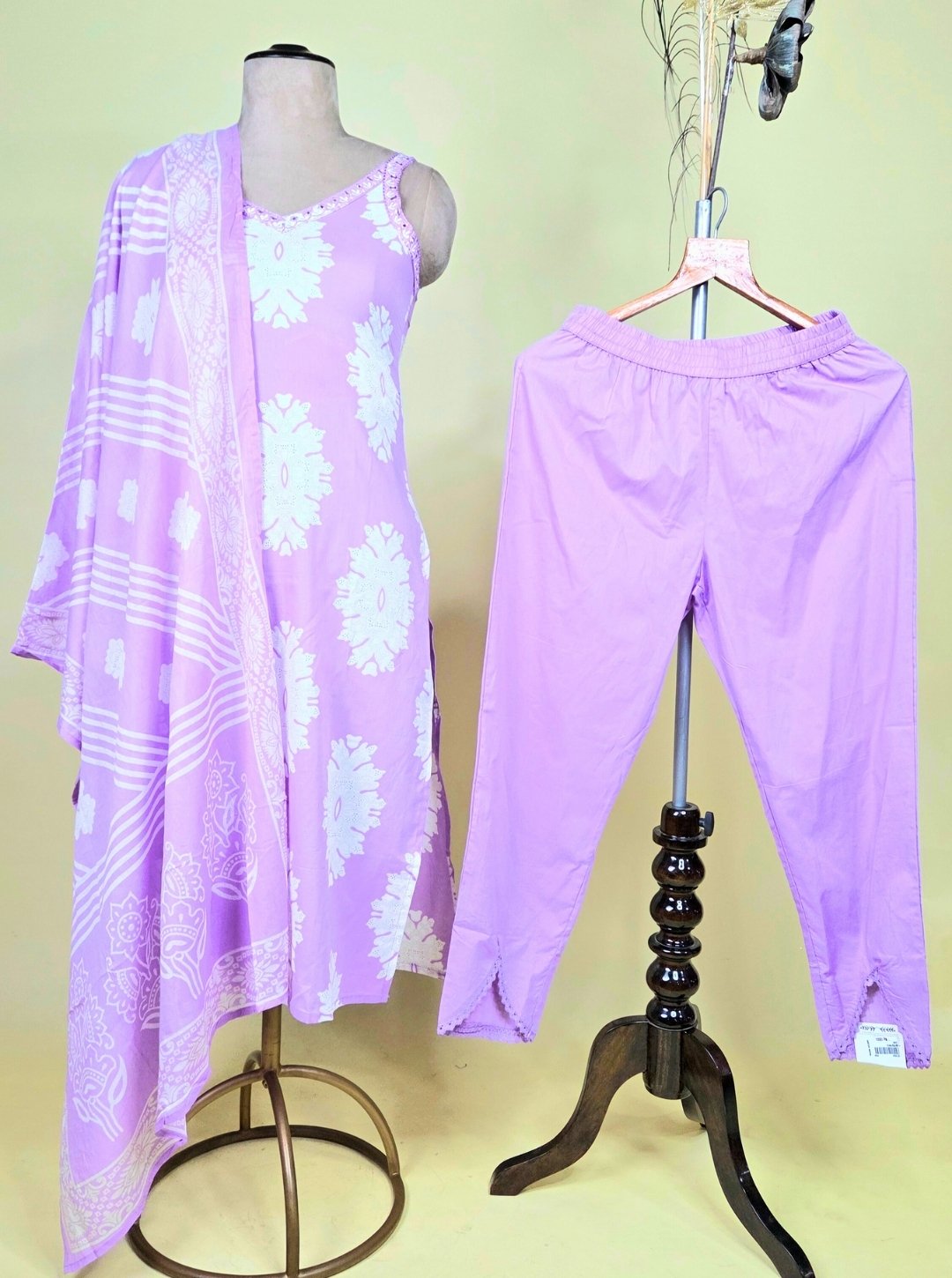LAVENDER COLOUR CAMBRIC COTTON WITH RESHAM NECKLINE WORK OR CAMBRIC COTTON DUPATTA & CAMBRIC COTTON PANT (KUR1028)