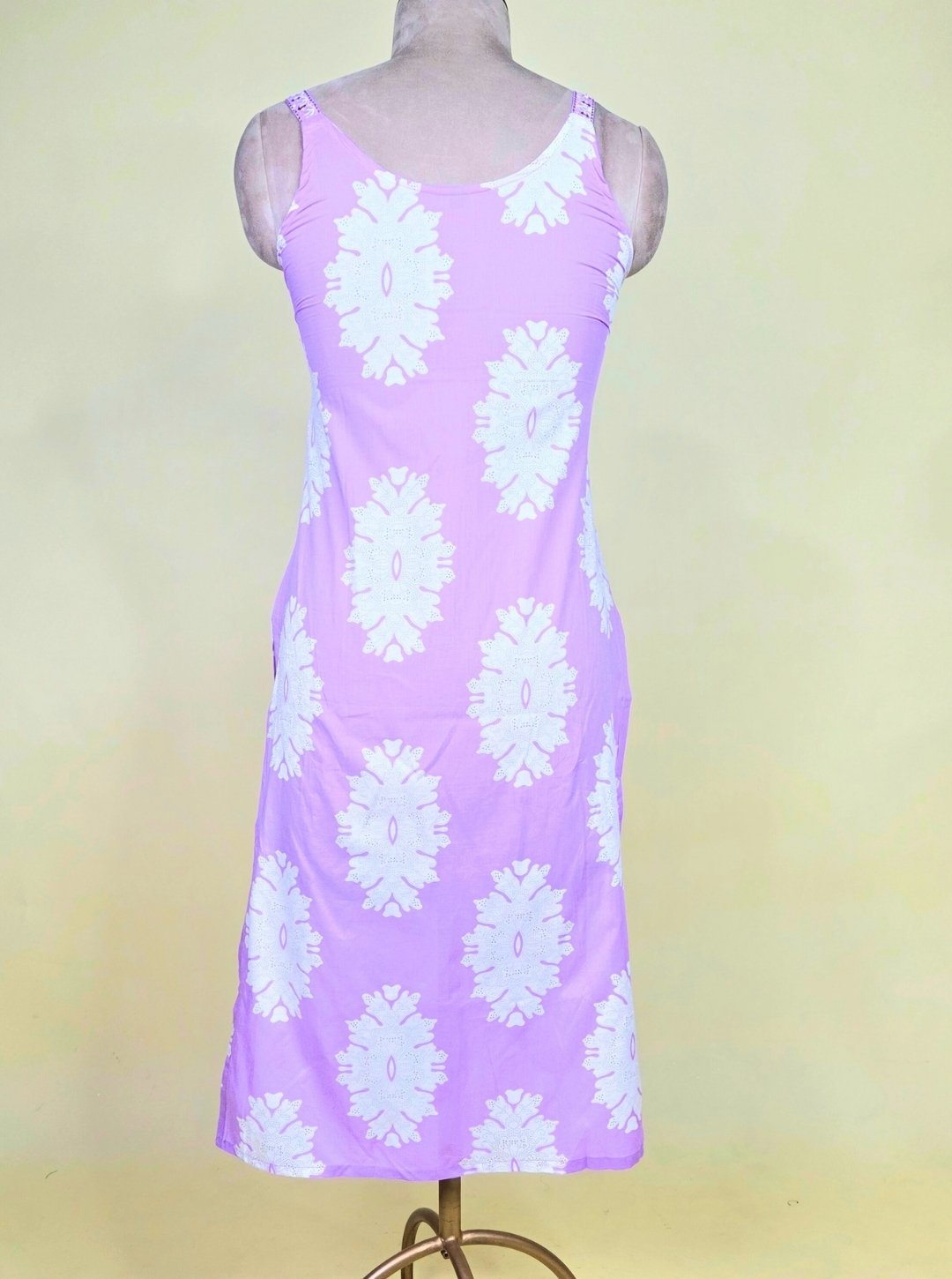 LAVENDER COLOUR CAMBRIC COTTON WITH RESHAM NECKLINE WORK OR CAMBRIC COTTON DUPATTA & CAMBRIC COTTON PANT (KUR1028)