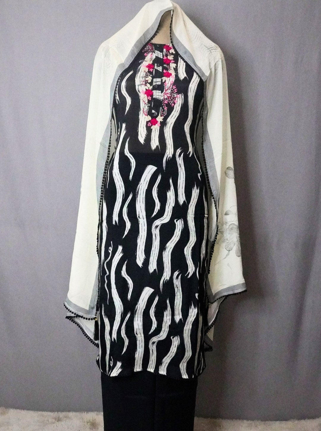 CRAPE CHINON HAND KATHA NECKLINE SUIT
