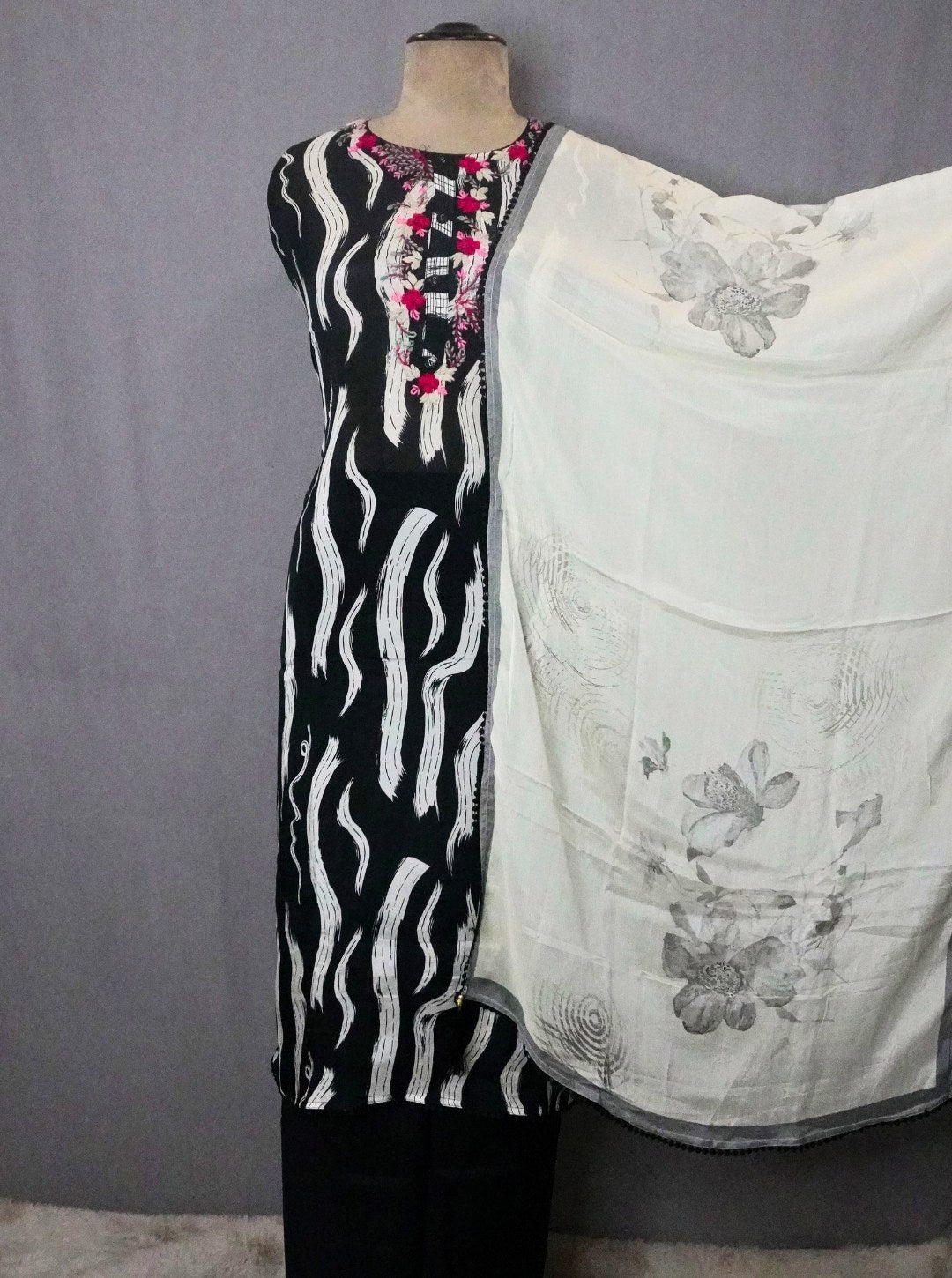 CRAPE CHINON HAND KATHA NECKLINE SUIT