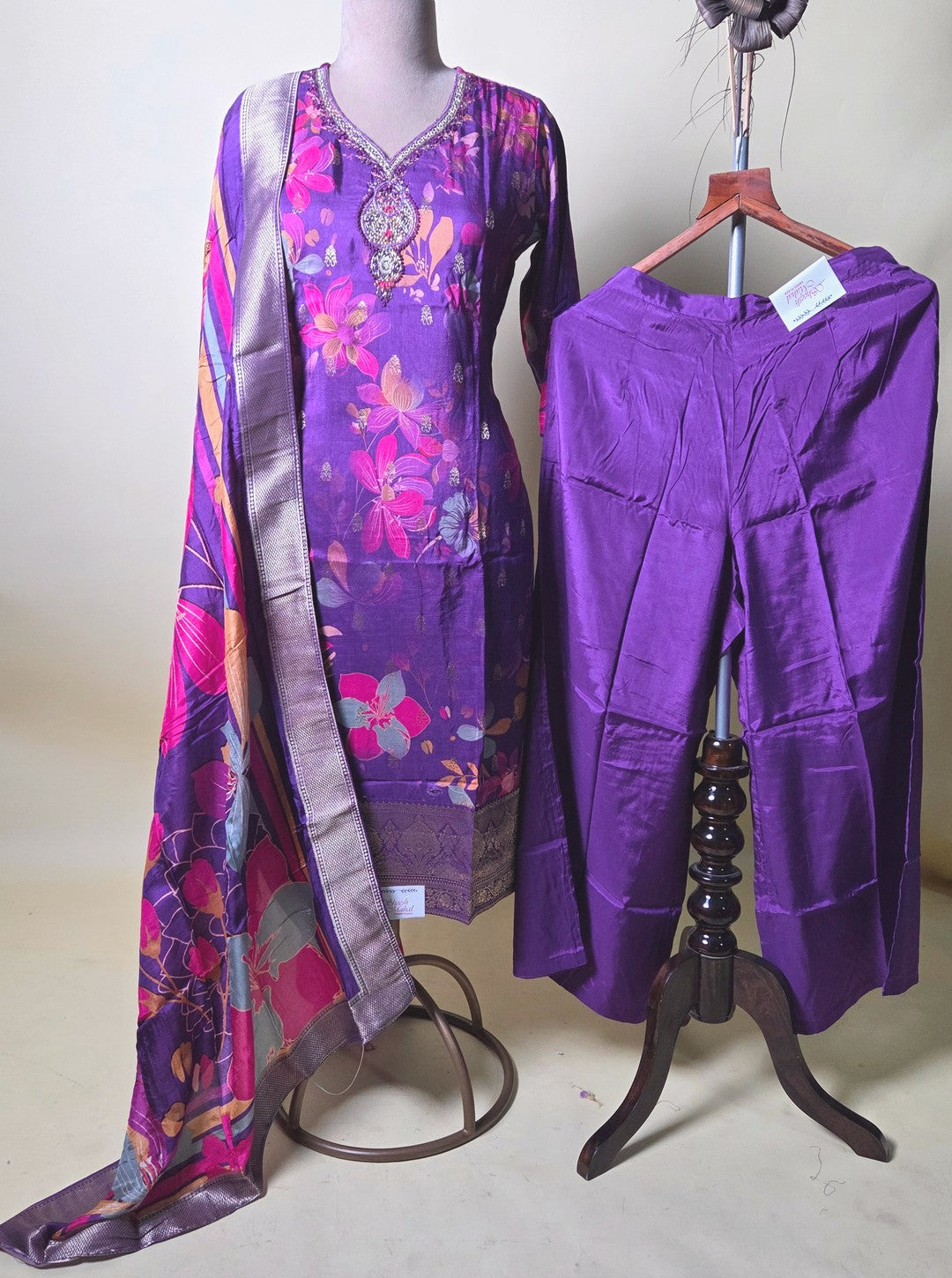 MASLIN SILK SUIT WITH NECKLINE WORK & FLORAL DUPATTA (KUR1063)