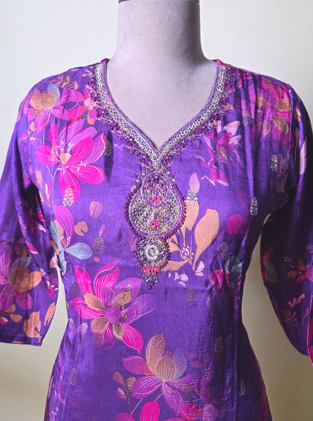 MASLIN SILK SUIT WITH NECKLINE WORK & FLORAL DUPATTA (KUR1063)