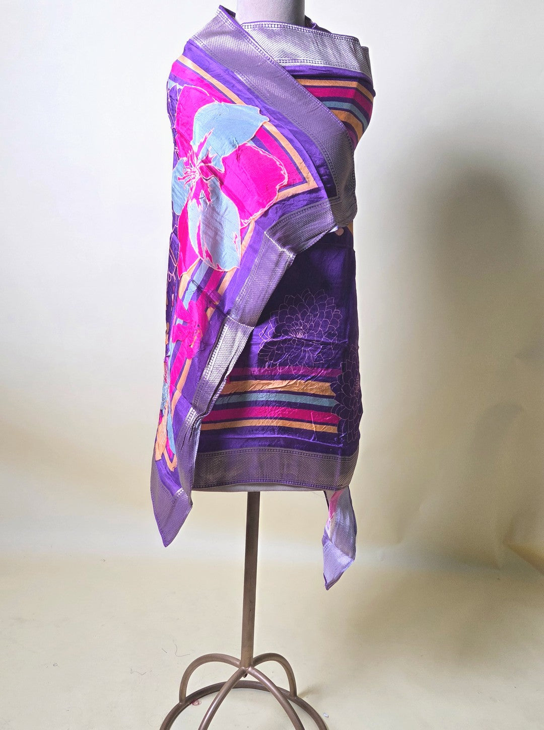 MASLIN SILK SUIT WITH NECKLINE WORK & FLORAL DUPATTA (KUR1063)